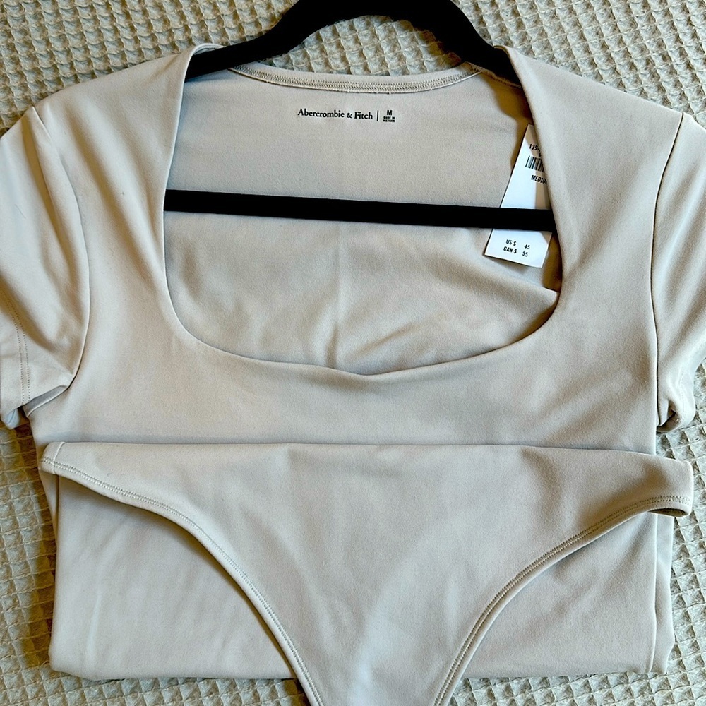 Abercrombie & Fitch square/scoop bodysuit. Taupe Size M. NWT.